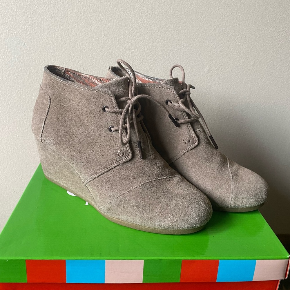 TOMS suede booties in light tan/grey, women’s US 10